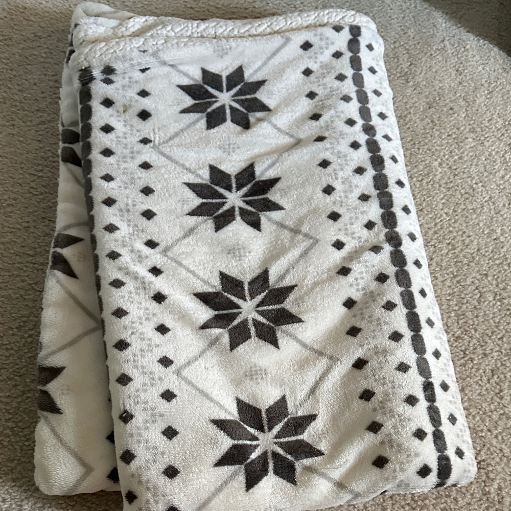 Cozy Geometric Pattern Blanket